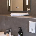 12-modern Saniertes Einzimmerapartment Mit Eigenem Garten Inklusive Wlan *