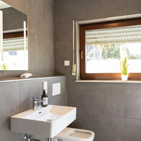 12-modern Saniertes Einzimmerapartment Mit Eigenem Garten Inklusive Wlan *